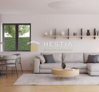 Wohnzimmer in einem Einfamilienhaus mit Holzboden und bequemer Couch.
