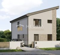 Ein Einfamilienhaus in Cerová mit weißer Fassade, modernem Design und gepflegtem Garten.
