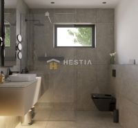 Ein Badezimmer in einem Einfamilienhaus mit stilvollen Fliesen und modernen Accessoires.
