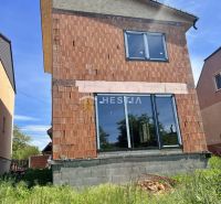 Ein Einfamilienhaus in Cerová im Bauzustand mit unverputzter Ziegelfassade.