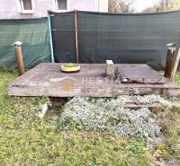 Ein Gartenelement bei einem Einfamilienhaus in Senica mit Holzelementen und Vegetation.