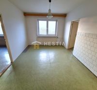 Ein geräumiges Zimmer mit einem Fenster, Fliesen an der Wand und einem Boden in einem Einfamilienhaus.