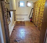 Stauraum im Einfamilienhaus mit Boiler und Boden mit geometrischem Muster.