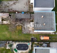Garten und Gebäude bei einem Einfamilienhaus in Senica, Draufsicht auf das Objekt und Parkmöglichkeiten.
