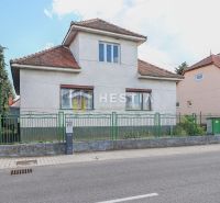 Ein Einfamilienhaus in Borský Mikuláš mit einem Dach aus roten Ziegeln und einem grünen Zaun.