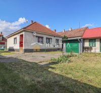 Ein Einfamilienhaus in Borský Mikuláš mit Garten und Garage auf einem Rasenstück.
