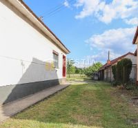 Blick auf den Hinterhof eines Einfamilienhauses in Borský Mikuláš mit Rasenfläche.