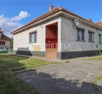 Einfamilienhaus in Borský Mikuláš mit gepflegtem Rasen, befestigter Fläche und Satellitenschüssel.