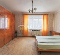 Das Interieur des Schlafzimmers mit Tapeten, Schränken und Bett in einem Einfamilienhaus.