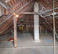 Dachboden in einem Einfamilienhaus, Holzkonstruktion und Dachbalken, Borský Mikuláš.