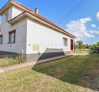 Ein Einfamilienhaus in Borský Mikuláš mit einem Rasenstück und blauem Himmel.