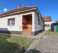 Ein Einfamilienhaus in Borský Mikuláš mit einer einfachen Fassade und einem schrägen Dach.