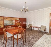 Innenraum eines Einfamilienhauses mit Möbeln aus dem 20. Jahrhundert und gemustertem Teppich.