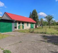 Ein Einfamilienhaus in Borský Mikuláš mit einem Rasen im Garten und einem roten Dach.
