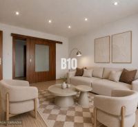 Wohnzimmer in einer 3-Zimmer-Wohnung mit Holzboden und neutralen Möbeln.