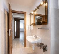 Badezimmer mit Waschbecken in einer 3-Zimmer-Wohnung mit Holzboden.