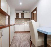 Küche in einer 3-Zimmer-Wohnung mit Holzboden und hellen Möbeln.