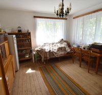 Wohnzimmer in einem Einfamilienhaus mit Holzboden, Sofa und Tisch.