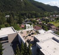 Blick auf die Dachterrasse zwischen Gebäuden, umgeben von Natur in Rajecké Teplice in der M. R. Štefánika Straße.