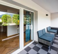 Ferienwohnung in Terchová mit Balkon, wo es bequeme Rattansofas und eine Aussicht gibt.
