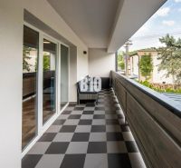 Der Balkon einer Ferienwohnung in Terchová mit Fliesen und Blick auf die Umgebung.