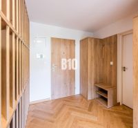 Eingangshalle mit Holzdekor, Türen und Boden mit Holzdekor im Ferienapartment.