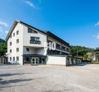 Das Äußere der Ferienwohnung in Terchová mit klarem Himmel und umgebendem Grün.