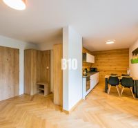 Küche und Essbereich in einer Ferienwohnung mit Holzboden.