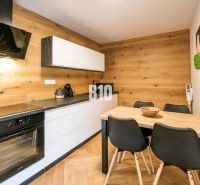 Küche in der Ferienwohnung mit Holzboden und stilvollen Möbeln.