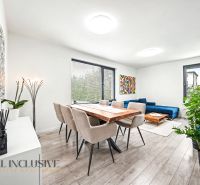 Wohnzimmer mit Esstisch, Sofa und Holzboden in einer 3-Zimmer-Wohnung.