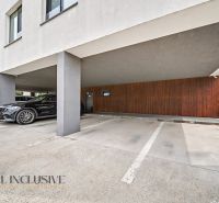 Parkplätze bei einer 3-Zimmer-Wohnung in der Straße Na piesku, Bratislava - Nové Mesto.