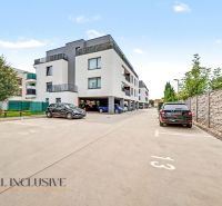 Neubau in der Straße Na piesku in Bratislava - Nové Mesto, mit Parkplätzen.