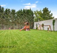 Spielplatz mit Klettergerüst im Garten bei einer 3-Zimmer-Wohnung in der Straße Na piesku.