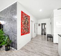 Innenraum einer 3-Zimmer-Wohnung mit Holzboden, modernen Accessoires und Zimmerpflanzen.