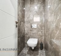 Badezimmer-WC mit hängendem WC und Marmorsternen in einer 3-Zimmer-Wohnung.