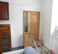 In der 2-Zimmer-Wohnung befindet sich eine Garderobe mit Spiegel und einem Aufbewahrungsschrank.