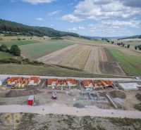 Der Bau von Einfamilienhäusern in Poprad, eingebettet in eine grüne ländliche Umgebung.
