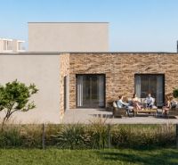 Ein Einfamilienhaus in Poprad mit einer Terrasse, wo sich die Leute im Garten treffen, um zusammenzusitzen.