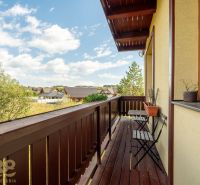 Balkon einer 2-Zimmer-Wohnung mit Holzverkleidung in Veľká Lomnica, Blick auf die umliegende Landschaft.