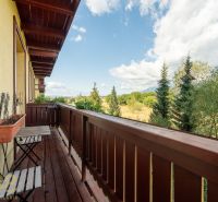 Balkon einer 2-Zimmer-Wohnung in Veľká Lomnica mit Blick auf die Natur und Bäume.