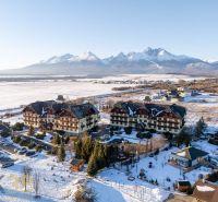 Winterlandschaft in Veľká Lomnica mit Blick auf die Tatra und Gebäude, die 2-Zimmer-Wohnungen anbieten.