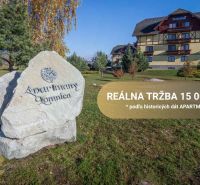 Veľká Lomnica: Wohnungen, Grünflächen, Gebäude im Hintergrund, Schriftzug auf dem Felsen.