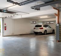 Unterirdischer Parkplatz mit Auto in einer 2-Zimmer-Wohnung in Veľká Lomnica.