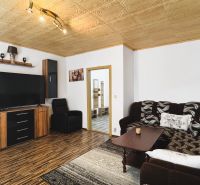 Wohnzimmer mit Sofa und Holzboden in einer 4-Zimmer-Wohnung.
