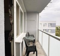 Balkon mit Kunststoffmöbeln bei einer 4-Zimmer-Wohnung.