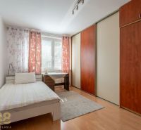Helles Zimmer in einer 3-Zimmer-Wohnung mit großem Schrank und Schreibtisch.