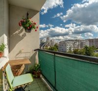 Balkon mit Blumendekoration in einer 3-Zimmer-Wohnung in der Ludvíka Svobodu in Poprad.