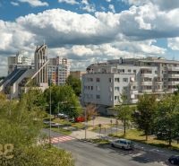 Blick auf die Ludvíka Svobodu Straße in Poprad mit einem sakralen Bauwerk und Wohnblöcken.