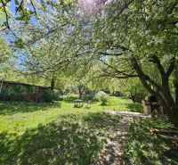 Ein Garten mit erfrischendem Schatten von Bäumen und einem Pavillon, Einfamilienhaus in Nižná Hutka.