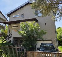 Einfamilienhaus in Nižná Hutka mit Garten und Garage, umgeben von Grün.